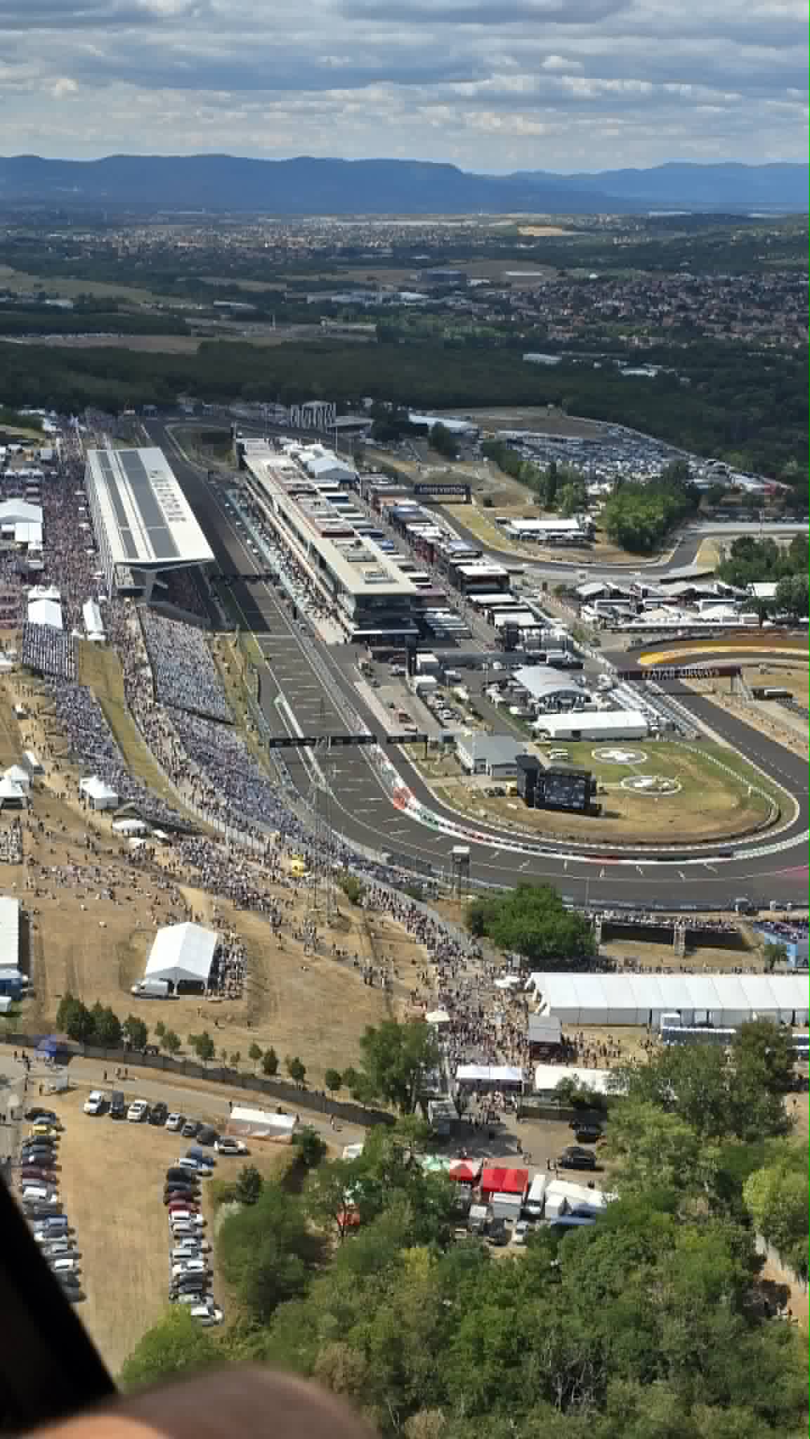 A Hungaroring bokszutcája és megtelt lelátói a levegőből, 2026-os szezon