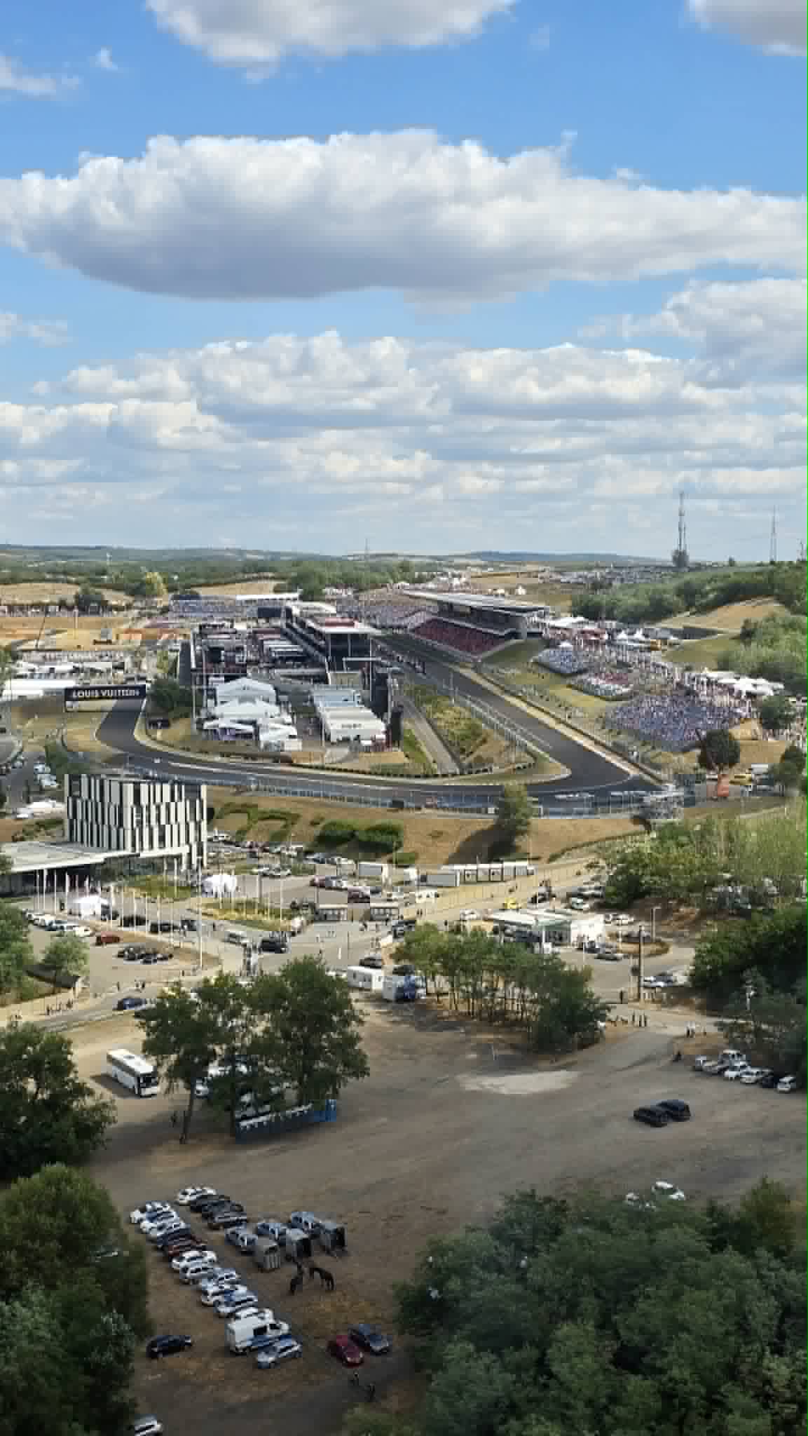 A Hungaroring paddock épületei és a pálya a levegőből, 2026-os szezon